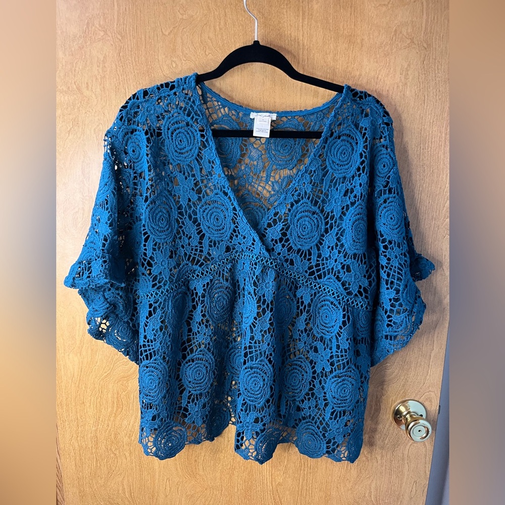 Women’s Ultra Pink Teal Color Crochet Blouse Size Medium. Crop top EUC.